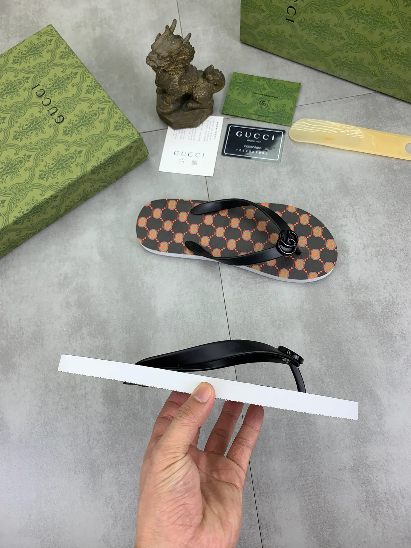 Men's men's shoes 💰P220💰【New style】🆘【GUCCI】Official website's popular Gucci adult couple 🧑‍🤝‍🧑 style, children's flip-flops are on sale at the counter simultaneously! Original fabric imported from Italy. Original bottom provided by the original factory. Size: Adult 36-45. Children’s size: 30-37. Multiple colors available.